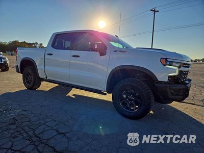 Czwarte zdjęcie samochodu z boku: 2023 CHEVROLET SILVERADO K1500 ZR2 VIN:3GCUDHEL8PG338551 - miniatura