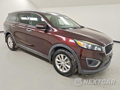 Czwarte zdjęcie samochodu z boku: 2016 KIA SORENTO LX V6 VIN:5XYPG4A53GG011140 - miniatura