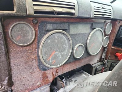 Zdjęcie 9 z 13 samochodu: 2014 FREIGHTLINER CASCADIA SEMI TRUCK VIN:3AKJGLD58ESFH3091 - miniatura