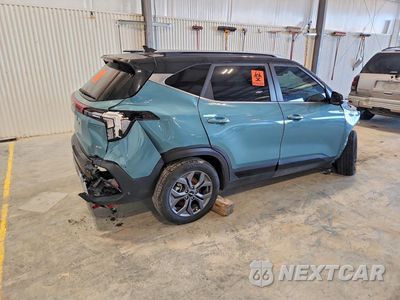Trzecie zdjęcie samochodu z tyłu: 2024 KIA SELTOS S VIN:KNDEUCAAXR7555609 - miniatura