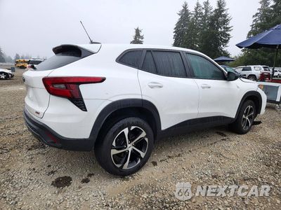 Trzecie zdjęcie samochodu z tyłu: 2024 CHEVROLET TRAX 1RS VIN:KL77LGE26RC067610 - miniatura