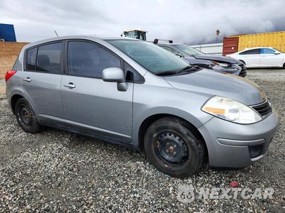 Czwarte zdjęcie samochodu z boku: 2012 NISSAN VERSA 1.8 S VIN:3N1BC1CPXCK282095 - miniatura