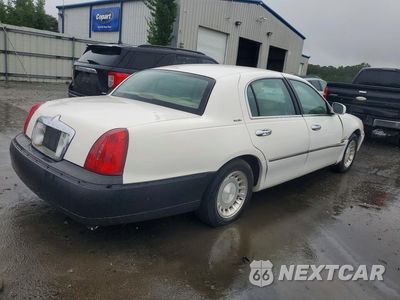 Trzecie zdjęcie samochodu z tyłu: 2000 LINCOLN TOWN CAR EXECUTIVE VIN:1LNHM81W9YY869911 - miniatura