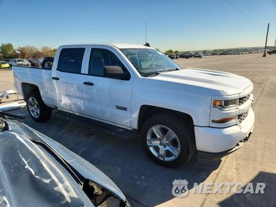 Czwarte zdjęcie samochodu z boku: 2018 CHEVROLET SILVERADO C1500 CUSTOM VIN:3GCPCPEC1JG337548 - miniatura