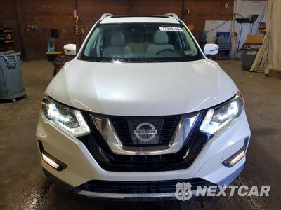 Piąte zdjęcie samochodu w środku: 2017 NISSAN ROGUE SL VIN:5N1AT2MV1HC752342 - miniatura