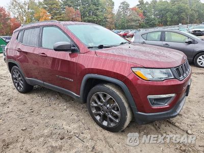 Czwarte zdjęcie samochodu z boku: 2021 JEEP COMPASS 80TH EDITION VIN:3C4NJDEB2MT583863 - miniatura