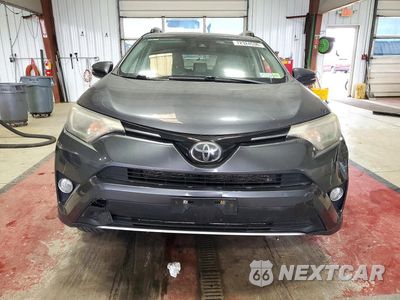 Piąte zdjęcie samochodu w środku: 2017 TOYOTA RAV4 XLE VIN:JTMRFREV4HD220339 - miniatura
