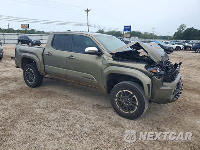 Czwarte zdjęcie samochodu z boku: 2024 TOYOTA TACOMA TRD SPORT VIN:3TYKB5FN6RT012820 - miniatura