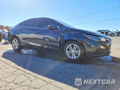 Czwarte zdjęcie samochodu z boku: 2018 CHEVROLET CRUZE LT VIN:1G1BE5SM4J7150332 - miniatura