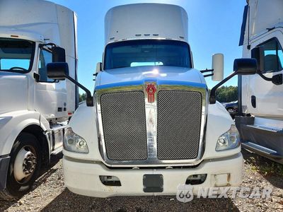 Piąte zdjęcie samochodu w środku: 2015 KENWORTH T680 SEMI TRUCK VIN:1XKYA48X6FJ462482 - miniatura