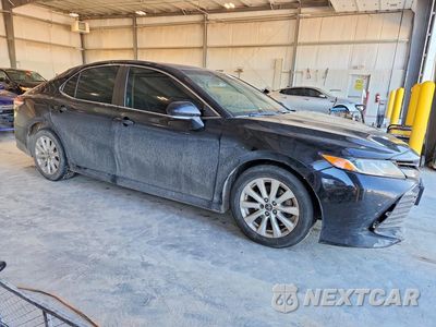 Czwarte zdjęcie samochodu z boku: 2018 TOYOTA CAMRY LE VIN:4T1B11HK5JU531086 - miniatura