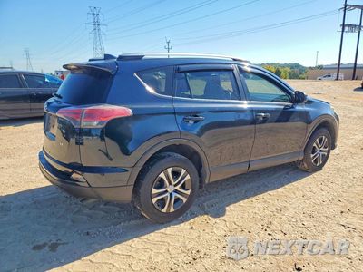 Trzecie zdjęcie samochodu z tyłu: 2017 TOYOTA RAV4 LE VIN:JTMZFREV6HJ126772 - miniatura