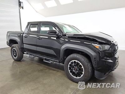 Czwarte zdjęcie samochodu z boku: 2025 TOYOTA TACOMA TRD OFF-ROAD HV VIN:3TYLC5LN9ST023158 - miniatura