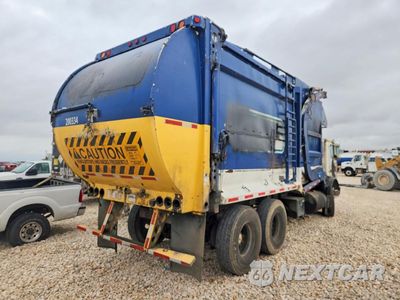 Trzecie zdjęcie samochodu z tyłu: 2010 MACK MRU600 REFUSE TRUCK VIN:1M2AV02C3AM005129 - miniatura