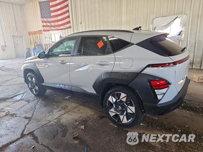 Drugie zdjęcie samochodu z przodu: 2025 HYUNDAI KONA SEL VIN:KM8HBCAB7SU306635 - miniatura