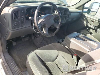 Zdjęcie 8 z 12 samochodu: 2006 CHEVROLET SILVERADO K2500 HEAVY DUTY VIN:1GCHK29UX6E160638 - miniatura