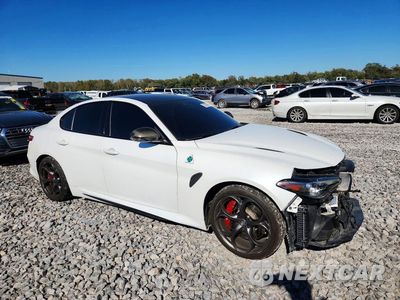 Czwarte zdjęcie samochodu z boku: 2019 ALFA ROMEO GIULIA QUADRIFOGLIO VIN:ZARFAMEV1K7616129 - miniatura