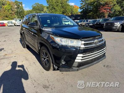Czwarte zdjęcie samochodu z boku: 2018 TOYOTA HIGHLANDER LE VIN:5TDBZRFH9JS904623 - miniatura