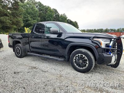 Czwarte zdjęcie samochodu z boku: 2023 TOYOTA TUNDRA SR5 VIN:5TFLA5DA4PX121643 - miniatura