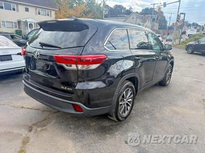 Trzecie zdjęcie samochodu z tyłu: 2019 TOYOTA HIGHLANDER XLE VIN:5TDJZRFH1KS604023 - miniatura