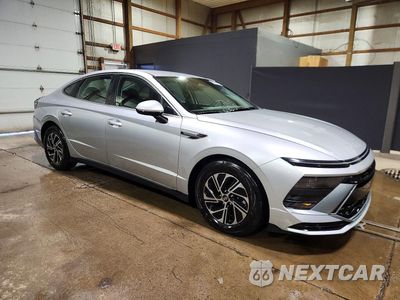 Czwarte zdjęcie samochodu z boku: 2026 HYUNDAI SONATA HYBRID BLUE VIN:KMHL24JJ9TA171846 - miniatura