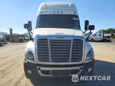 Piąte zdjęcie samochodu w środku: 2018 FREIGHTLINER CASCADIA 125 SEMI TRUCK VIN:3AKJGLDR0JSJN1508 - miniatura