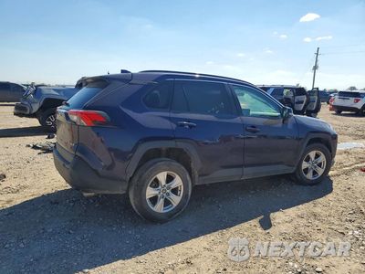 Trzecie zdjęcie samochodu z tyłu: 2021 TOYOTA RAV4 XLE VIN:2T3W1RFV4MW112672 - miniatura