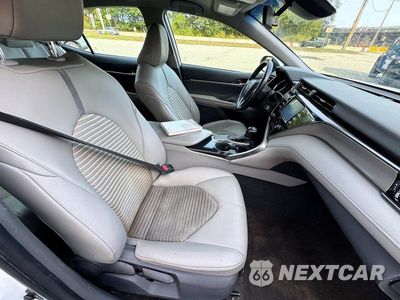 Piąte zdjęcie samochodu w środku: 2020 TOYOTA CAMRY SE VIN:4T1G11AK1LU915160 - miniatura