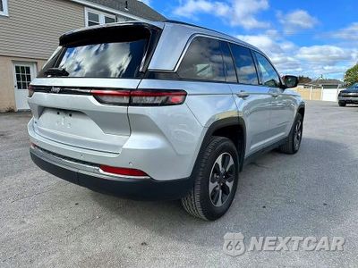 Trzecie zdjęcie samochodu z tyłu: 2024 JEEP GRAND CHEROKEE LIMITED 4XE VIN:1C4RJYB66R8516818 - miniatura
