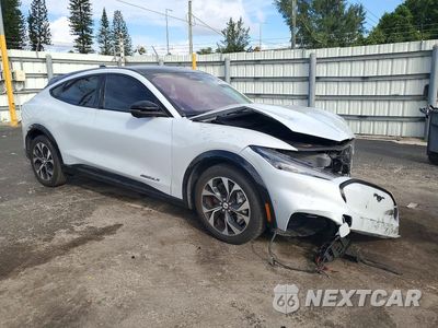 Czwarte zdjęcie samochodu z boku: 2022 FORD MUSTANG MACH-E PREMIUM VIN:3FMTK3R76NMA15451 - miniatura