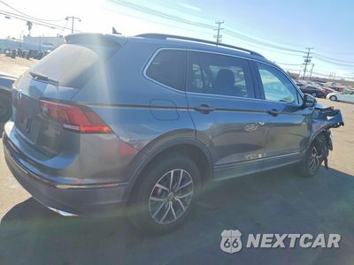 Trzecie zdjęcie samochodu z tyłu: 2018 VOLKSWAGEN TIGUAN SE VIN:3VV3B7AX6JM192472 - miniatura