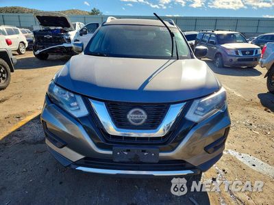 Piąte zdjęcie samochodu w środku: 2018 NISSAN ROGUE SV VIN:KNMAT2MV1JP560969 - miniatura