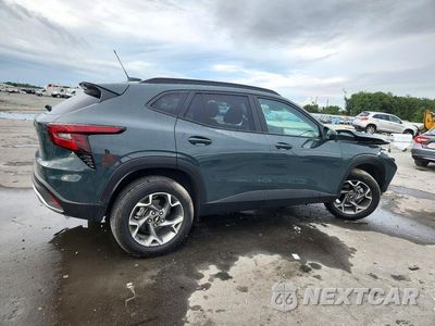 Trzecie zdjęcie samochodu z tyłu: 2025 CHEVROLET TRAX 1LT VIN:KL77LHEP6SC272044 - miniatura