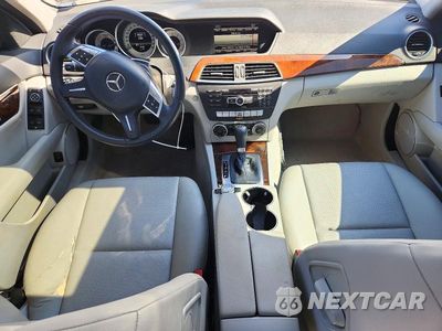Zdjęcie 8 z 13 samochodu: 2013 MERCEDES-BENZ C 250 VIN:WDDGF4HB5DR282749 - miniatura
