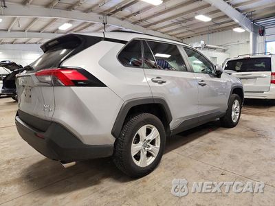 Trzecie zdjęcie samochodu z tyłu: 2021 TOYOTA RAV4 HYBRID XLE VIN:2T3R6RFV5MW003913 - miniatura