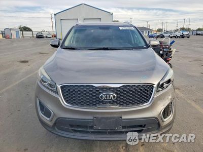 Piąte zdjęcie samochodu w środku: 2017 KIA SORENTO LX VIN:5XYPG4A37HG275218 - miniatura