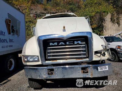 Piąte zdjęcie samochodu w środku: 2016 MACK GU713 ROLL-OFF CONTAINER TRUCK VIN:1M2AX07C9GM025705 - miniatura