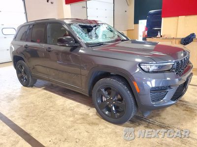 Czwarte zdjęcie samochodu z boku: 2024 JEEP GRAND CHEROKEE LAREDO VIN:1C4RJHAG0RC247142 - miniatura