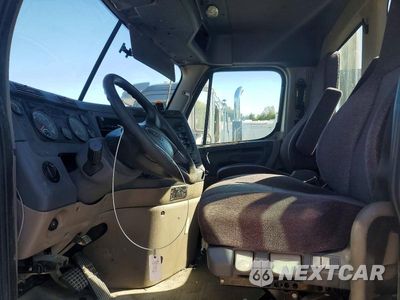 Zdjęcie 7 z 13 samochodu: 2019 FREIGHTLINER CASCADIA TOTER TRUCK VIN:3ALHGEDV2KDKK8386 - miniatura