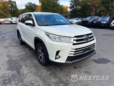 Czwarte zdjęcie samochodu z boku: 2018 TOYOTA HIGHLANDER LE PLUS VIN:5TDBZRFH0JS817709 - miniatura