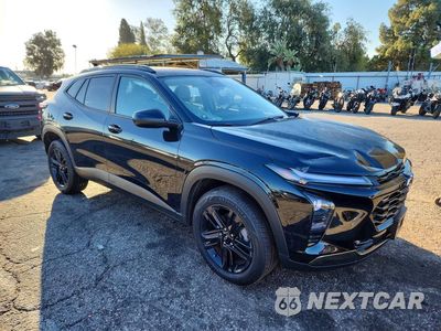 Czwarte zdjęcie samochodu z boku: 2025 CHEVROLET TRAX ACTIV VIN:KL77LKEP1SC260512 - miniatura