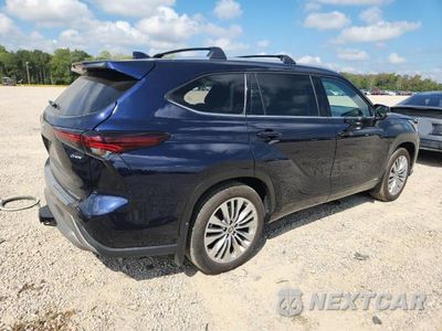 Trzecie zdjęcie samochodu z tyłu: 2025 TOYOTA HIGHLANDER HYBRID PLATINUM VIN:5TDEBRCH7SS662597 - miniatura