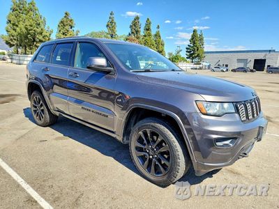 Czwarte zdjęcie samochodu z boku: 2018 JEEP GRAND CHEROKEE LAREDO VIN:1C4RJFAG5JC123098 - miniatura