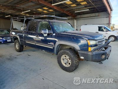 Czwarte zdjęcie samochodu z boku: 2005 CHEVROLET SILVERADO K2500 HEAVY DUTY VIN:1GCHK23205F820153 - miniatura