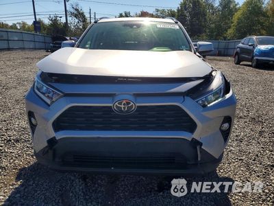 Piąte zdjęcie samochodu w środku: 2020 TOYOTA RAV4 XLE VIN:JTMP1RFV8LJ027996 - miniatura