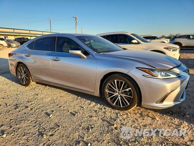 Czwarte zdjęcie samochodu z boku: 2025 LEXUS ES 350 BASE VIN:58ADZ1B15SU216185 - miniatura