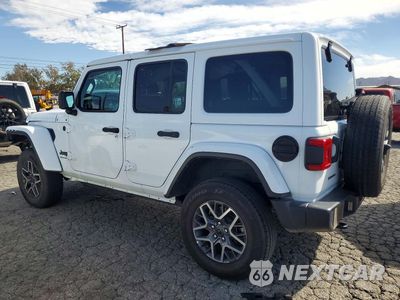 Drugie zdjęcie samochodu z przodu: 2025 JEEP WRANGLER SAHARA VIN:1C4PJXEN3SW589621 - miniatura