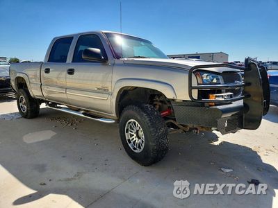 Czwarte zdjęcie samochodu z boku: 2004 CHEVROLET SILVERADO K2500 HEAVY DUTY VIN:1GCHK23104F127167 - miniatura