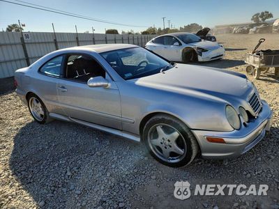 Czwarte zdjęcie samochodu z boku: 2000 MERCEDES-BENZ CLK 430 VIN:WDBLJ70G4YF132847 - miniatura