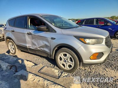 Czwarte zdjęcie samochodu z boku: 2018 FORD ESCAPE S VIN:1FMCU0F71JUB83601 - miniatura